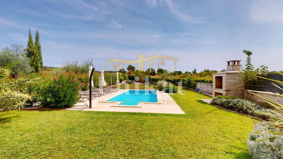 Čudovita dvojna hiša s bazenom